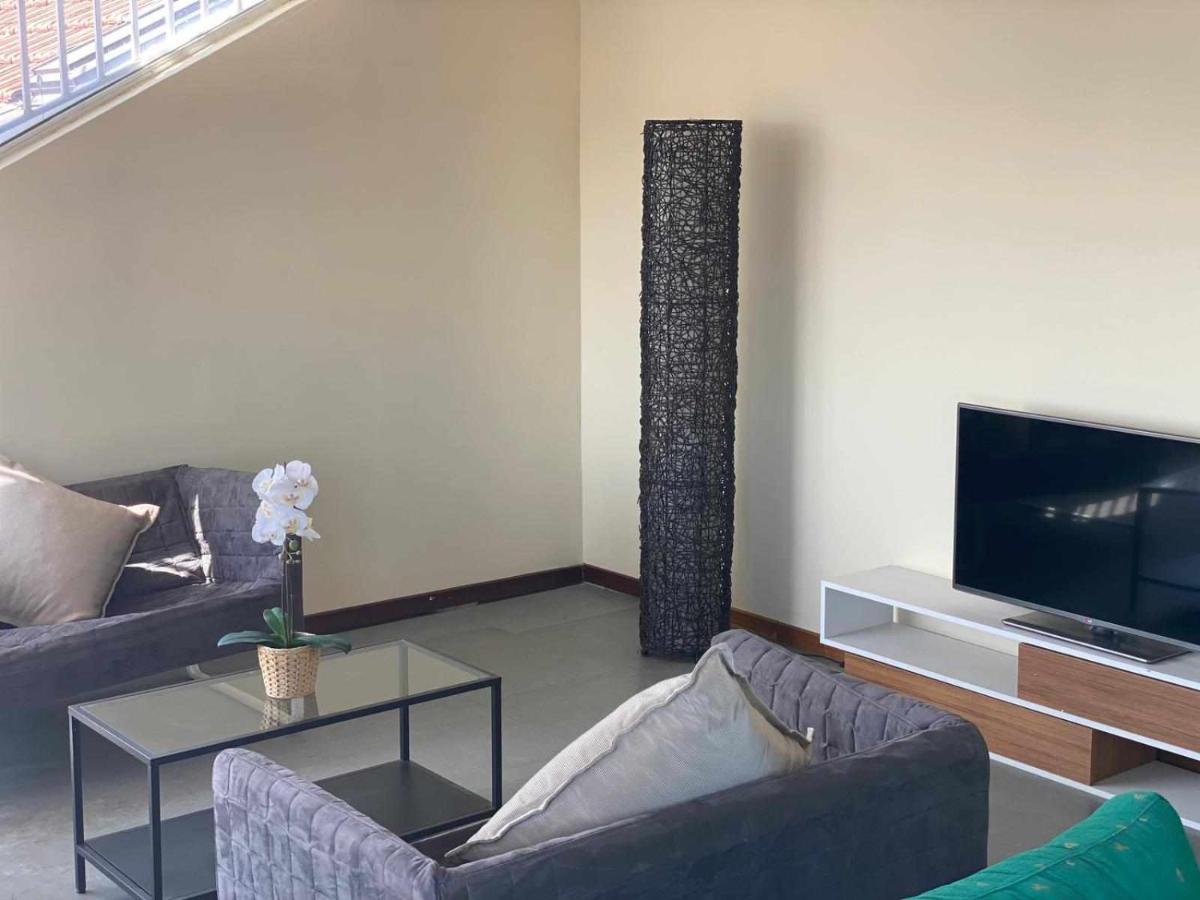Bed and Breakfast Residencia 12 Octubre Madrid Esterno foto